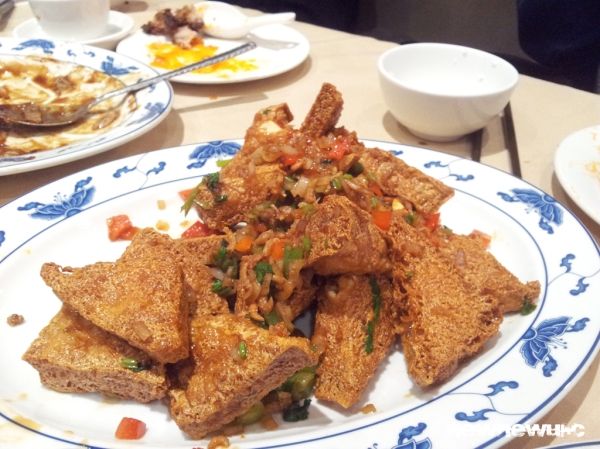 Deep-fried tofu wedges with XO sauce (十八豆腐).