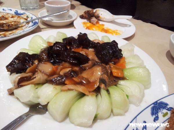 Braised vegetables and mushrooms with abalone sauce (鲍汁烩三菇).
