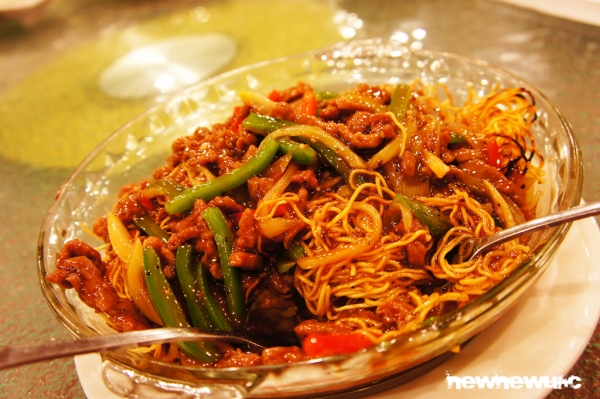 Stir-fry noodles with peppered beef.